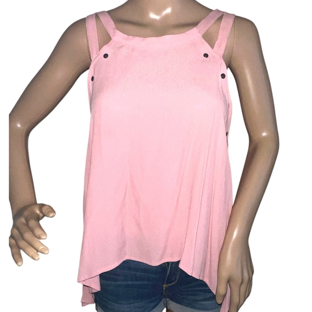 𝐁𝐋𝐔𝐒𝐇 𝐍𝐎𝐈𝐑 | PINK CRISS-CROSS SLEEVE METAL GROMMET EMBELLISHMENT TANK TOP